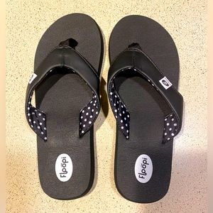 FLOOPI Black Yoga Mat Flip Flops Size 9 NWT!